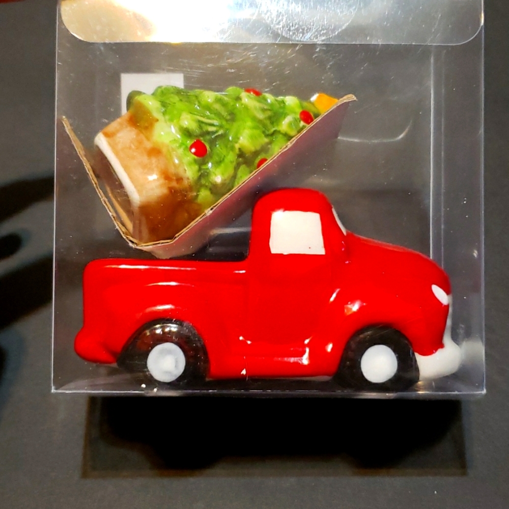 A christmas farmtruck salt and pepper shaker